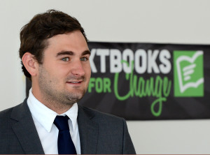 Chris Janssen, fondateur de Textbooks for Change, devant la bannière de T4C
